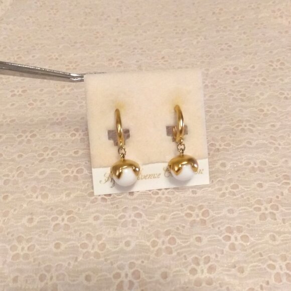 Vintage White Beads Gold Tone Dangle Drop Earrings Timeless VTG Jewelry - Picture 2 of 6